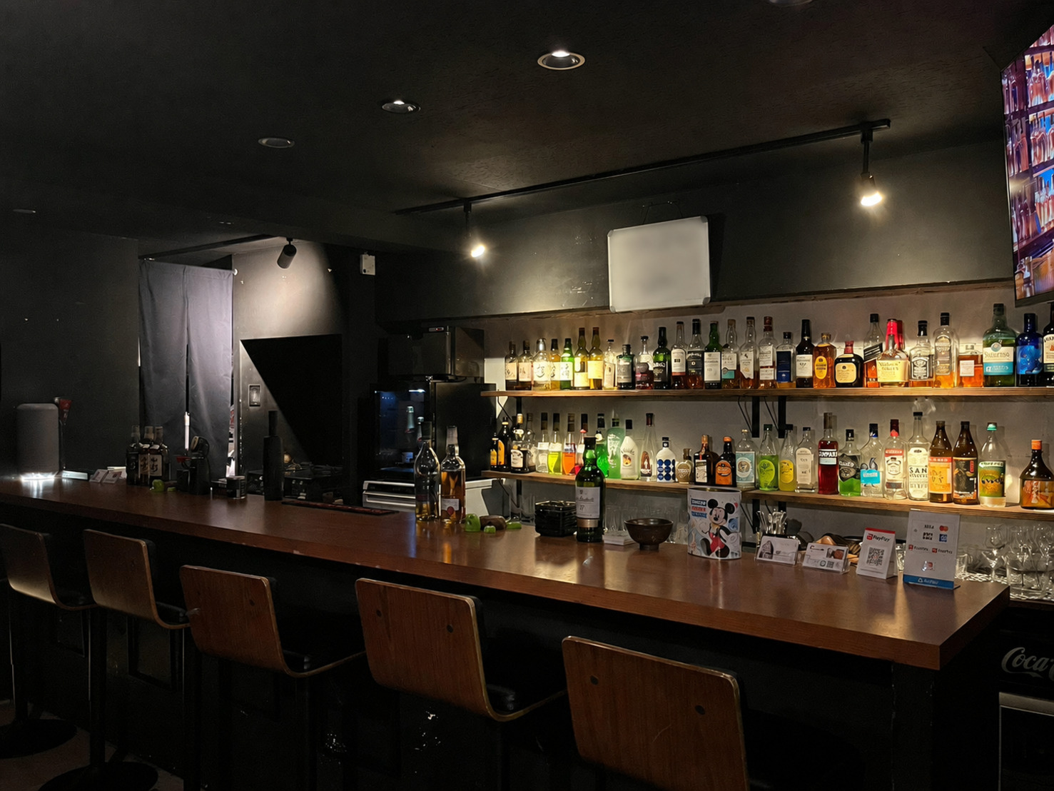 カラコールのカウンターと豊富なお酒