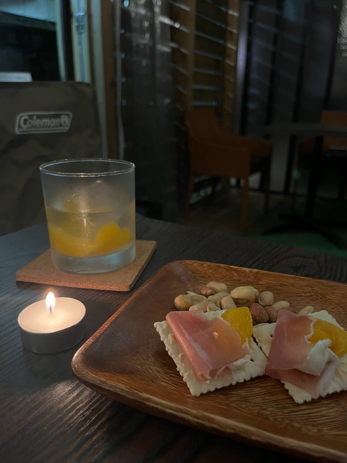 テラス席で楽しむお酒とおつまみ
